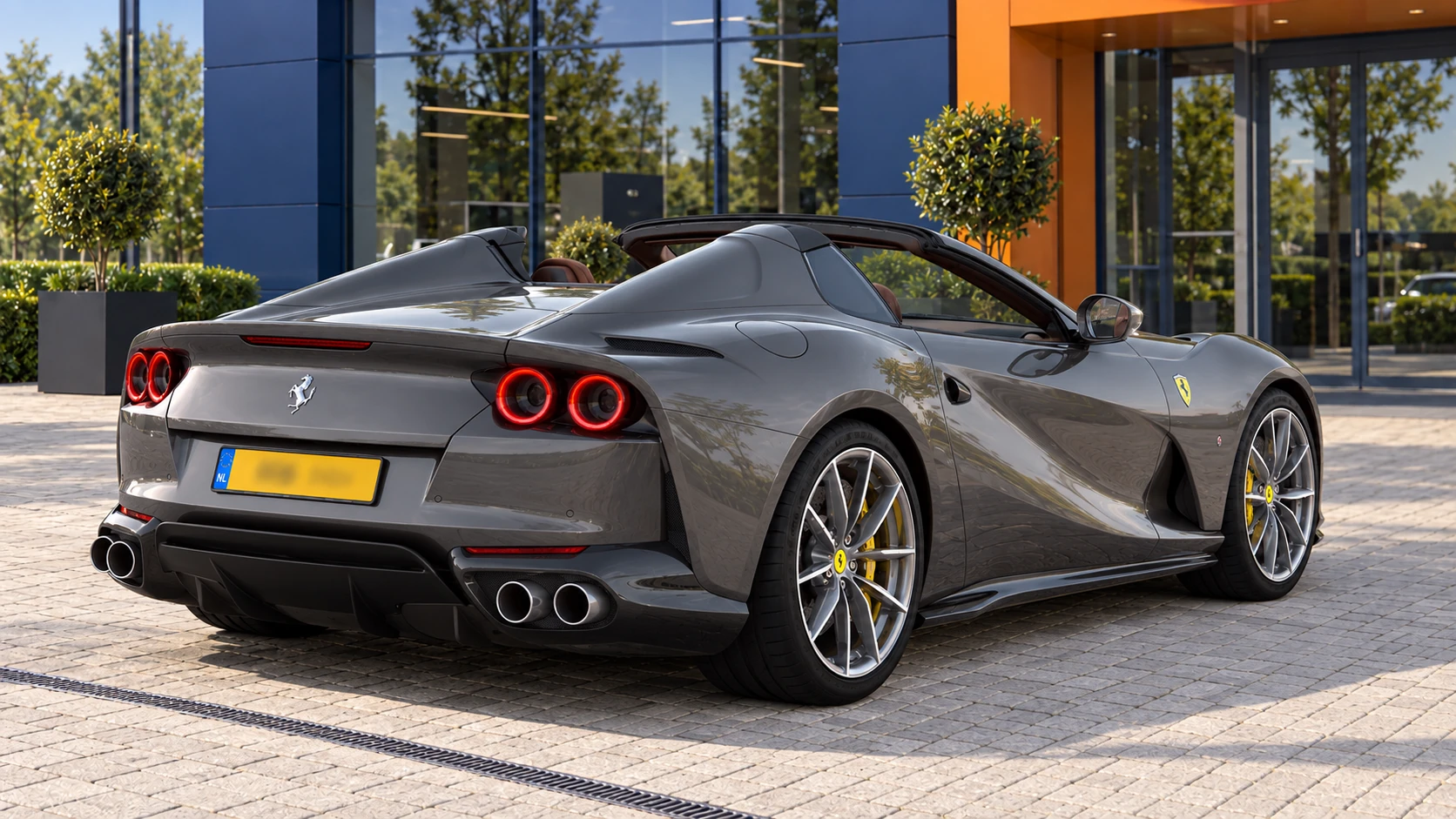 Achterzijde van dezelfde grijze Ferrari 812 GTS met geopend dak
