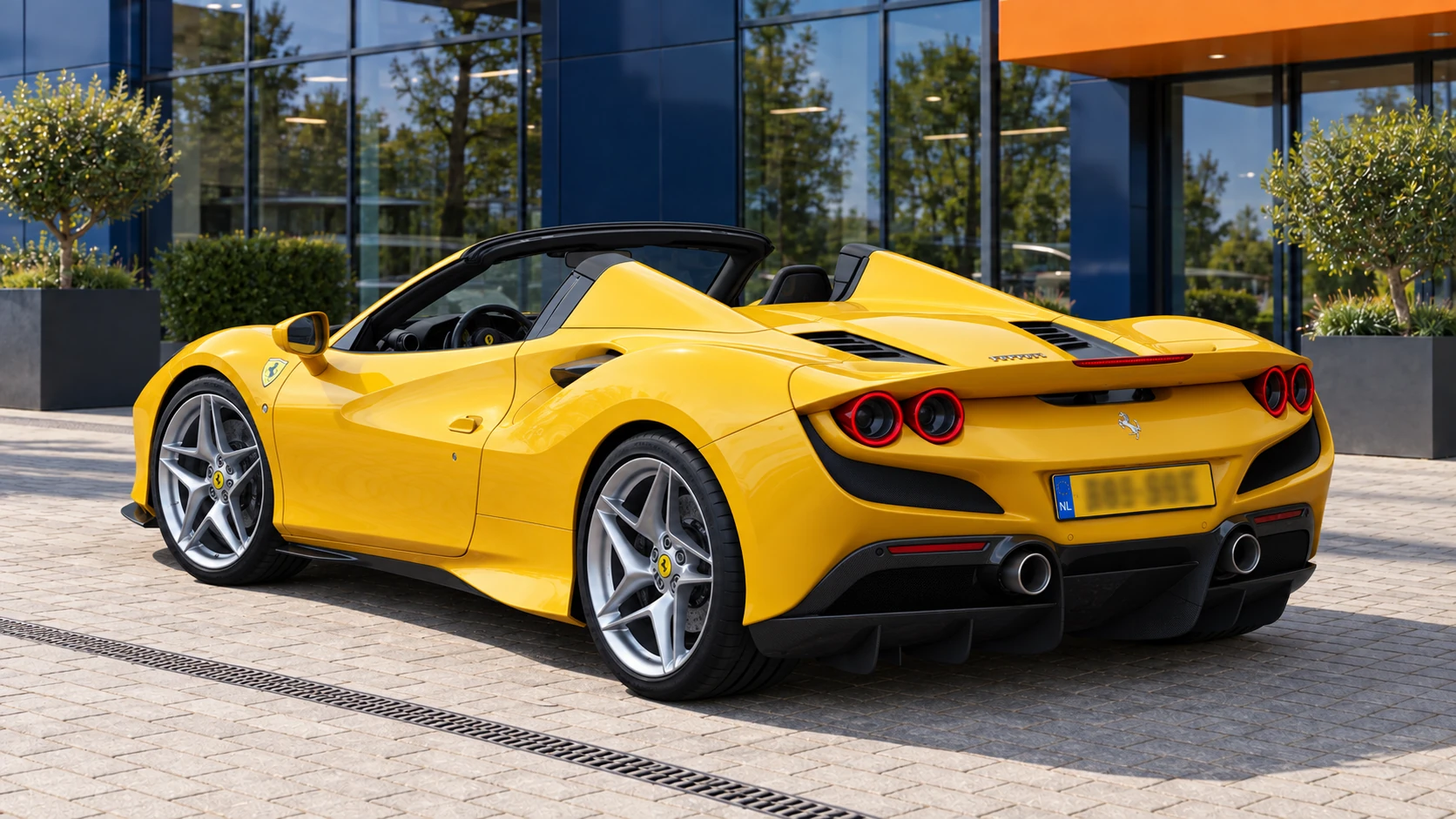 Achterzijde van dezelfde gele Ferrari F8 Spider met geopend dak