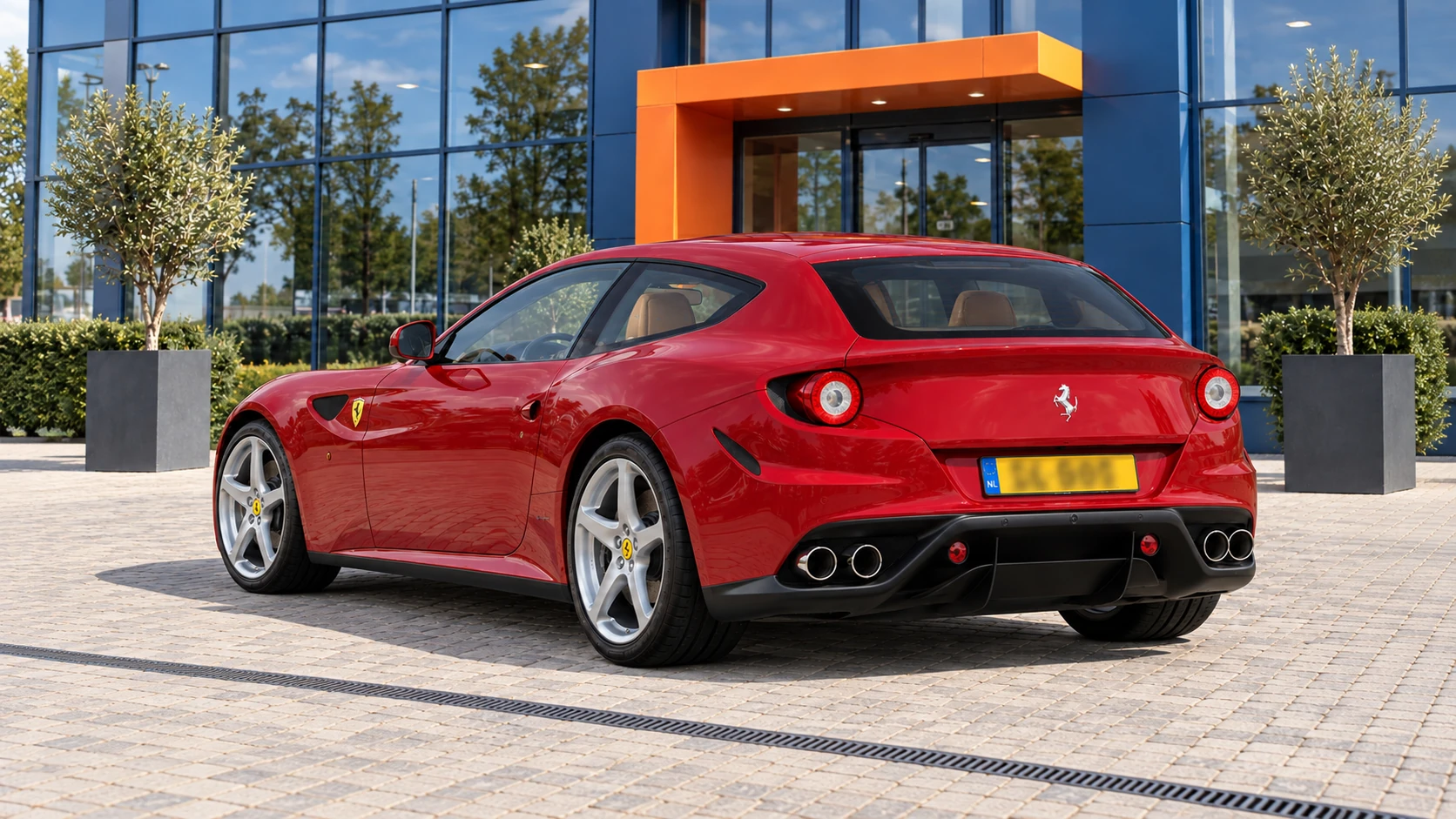 Achterzijde van dezelfde rode Ferrari FF