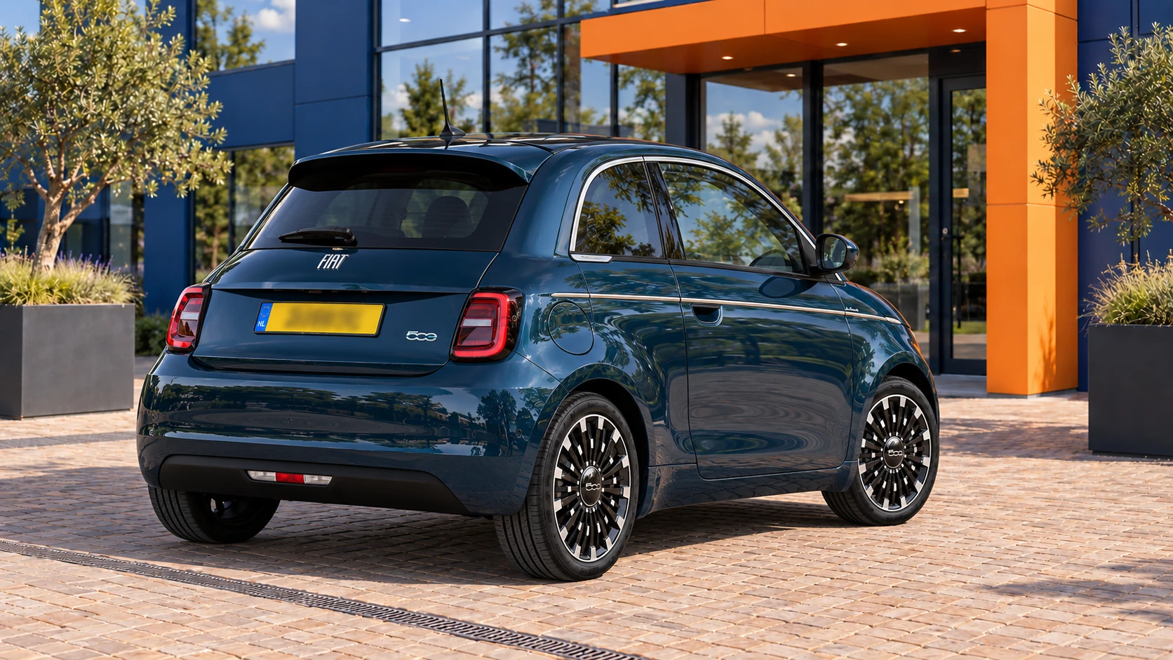 Achterzijde van dezelfde blauwgroene elektrische Fiat 500 hatchback