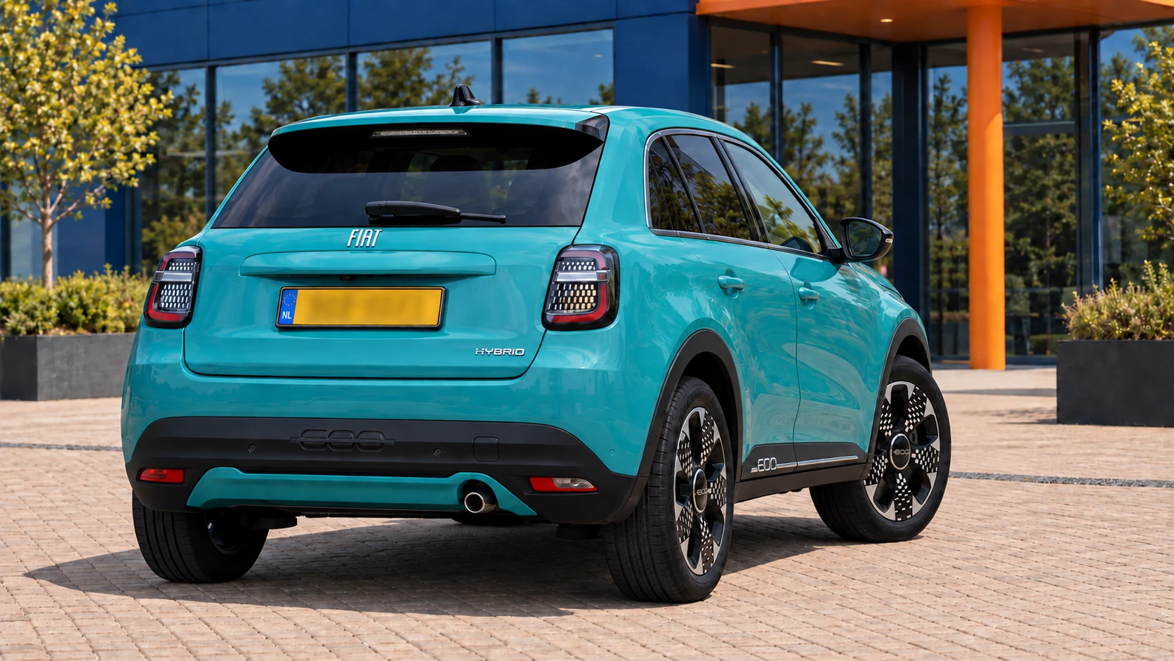 Achterzijde van dezelfde blauwgroene Fiat 600 Hybrid La Prima