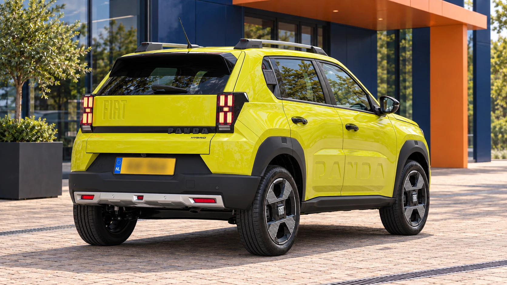 Achterzijde van dezelfde geelgroene Fiat Grande Panda Hybrid