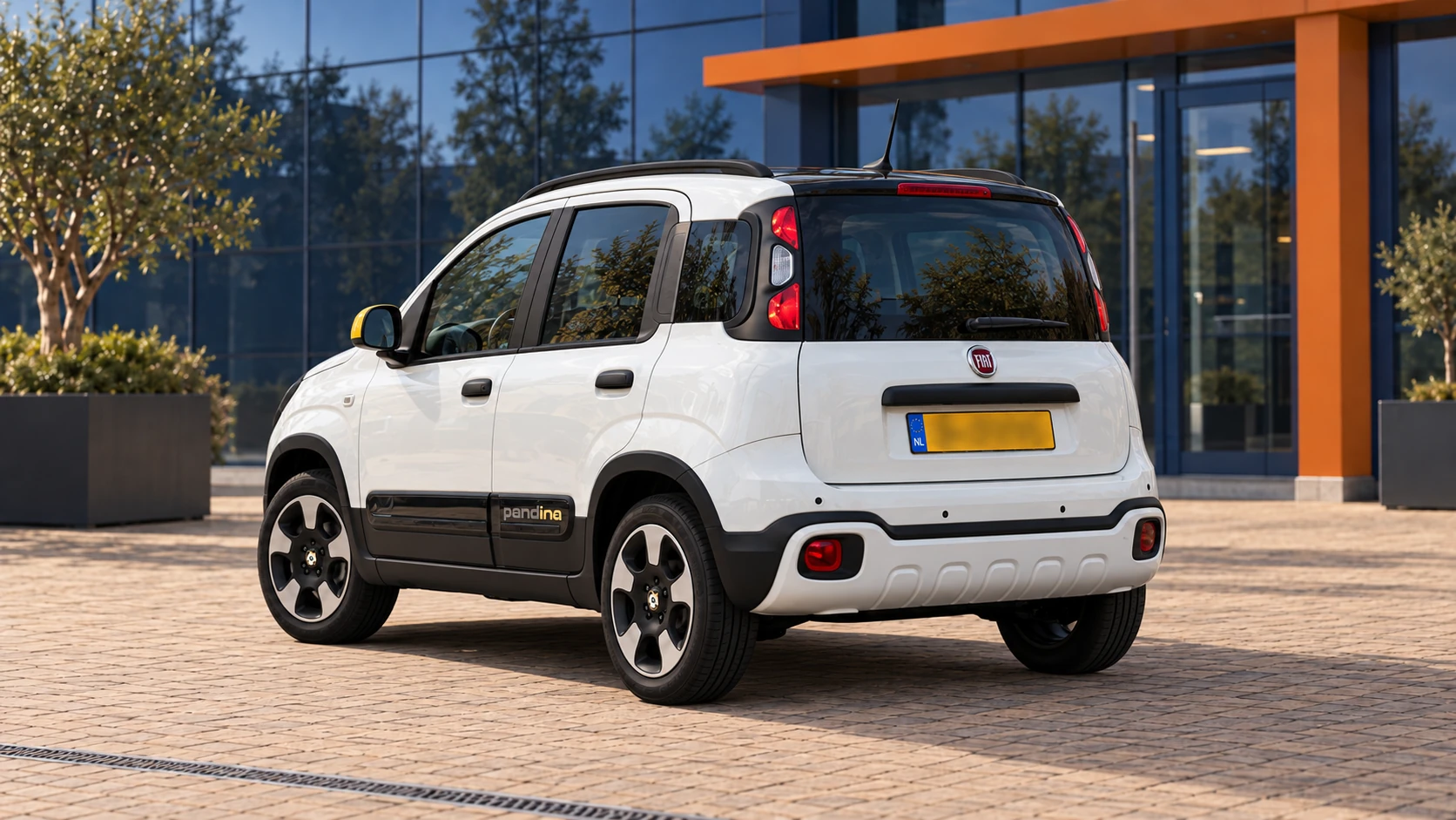 Achterzijde van dezelfde witte Fiat Panda Pandina
