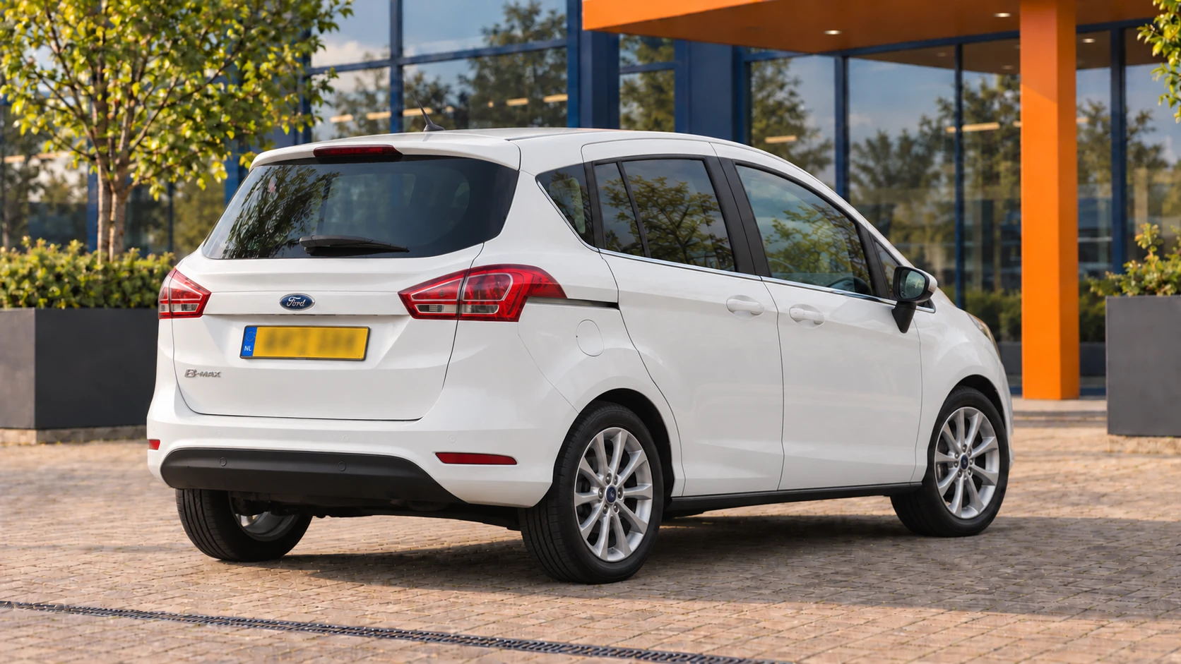 Achterzijde van dezelfde witte Ford B-MAX