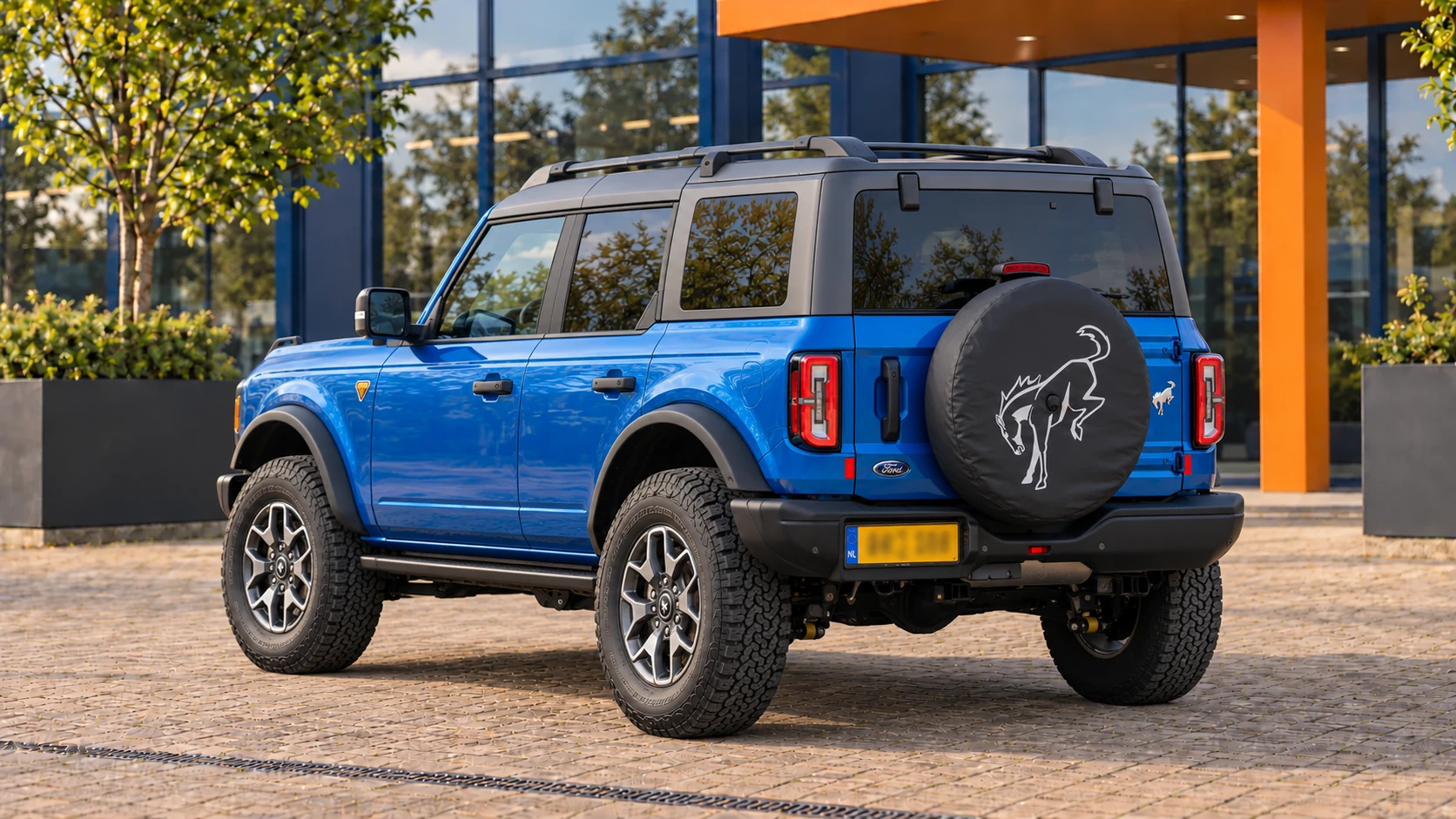 Achterzijde van dezelfde blauwe Ford Bronco Badlands