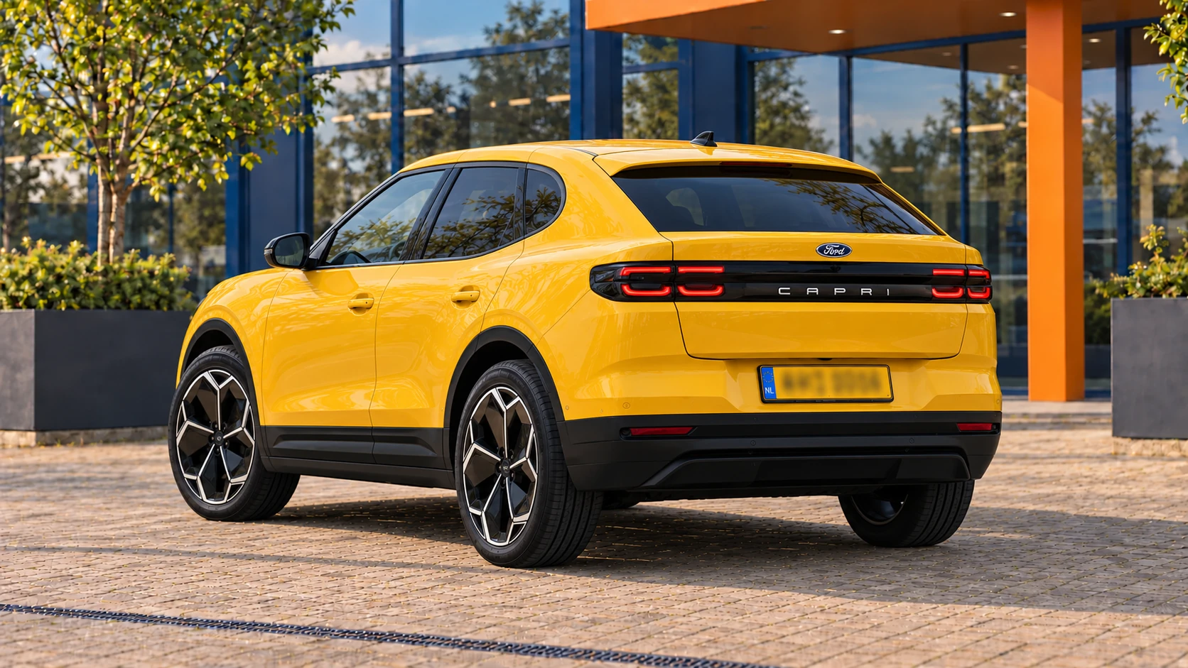 Achterzijde van dezelfde gele elektrische Ford Capri