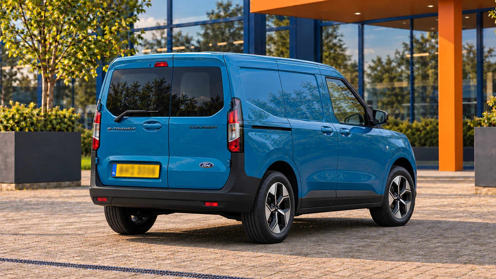Achterzijde van dezelfde blauwe Ford E-Transit Courier met dubbele achterdeuren