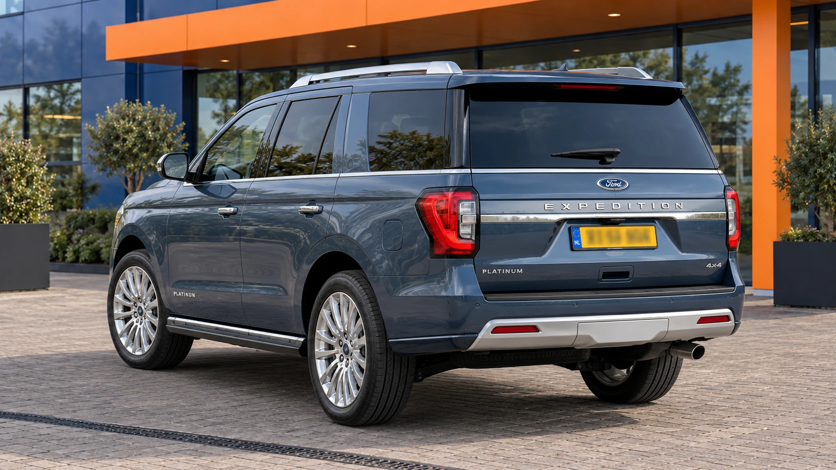 Achterzijde van dezelfde blauwe Ford Expedition Platinum