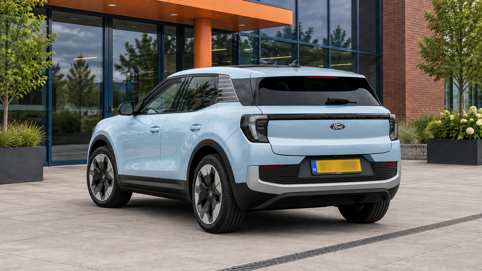 Achterzijde van dezelfde lichtblauwe elektrische Ford Explorer