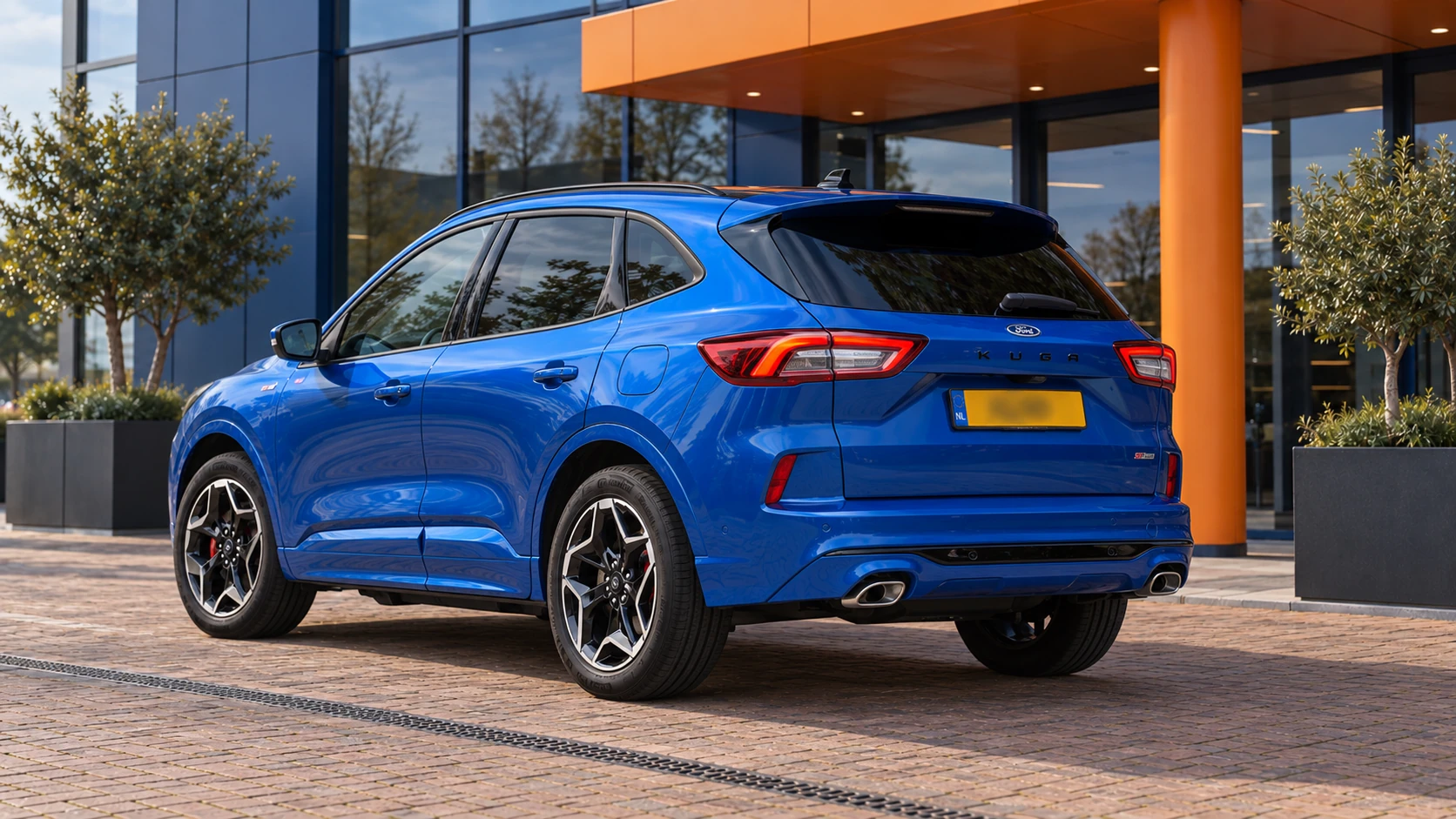 Achterzijde van dezelfde blauwe Ford Kuga ST-Line