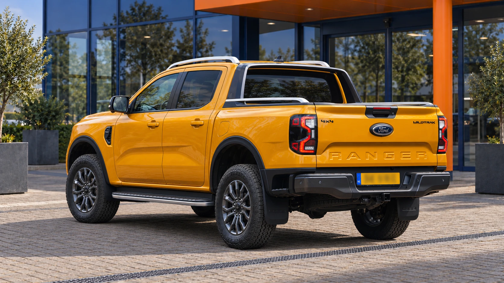 Achterzijde van dezelfde geeloranje Ford Ranger Wildtrak
