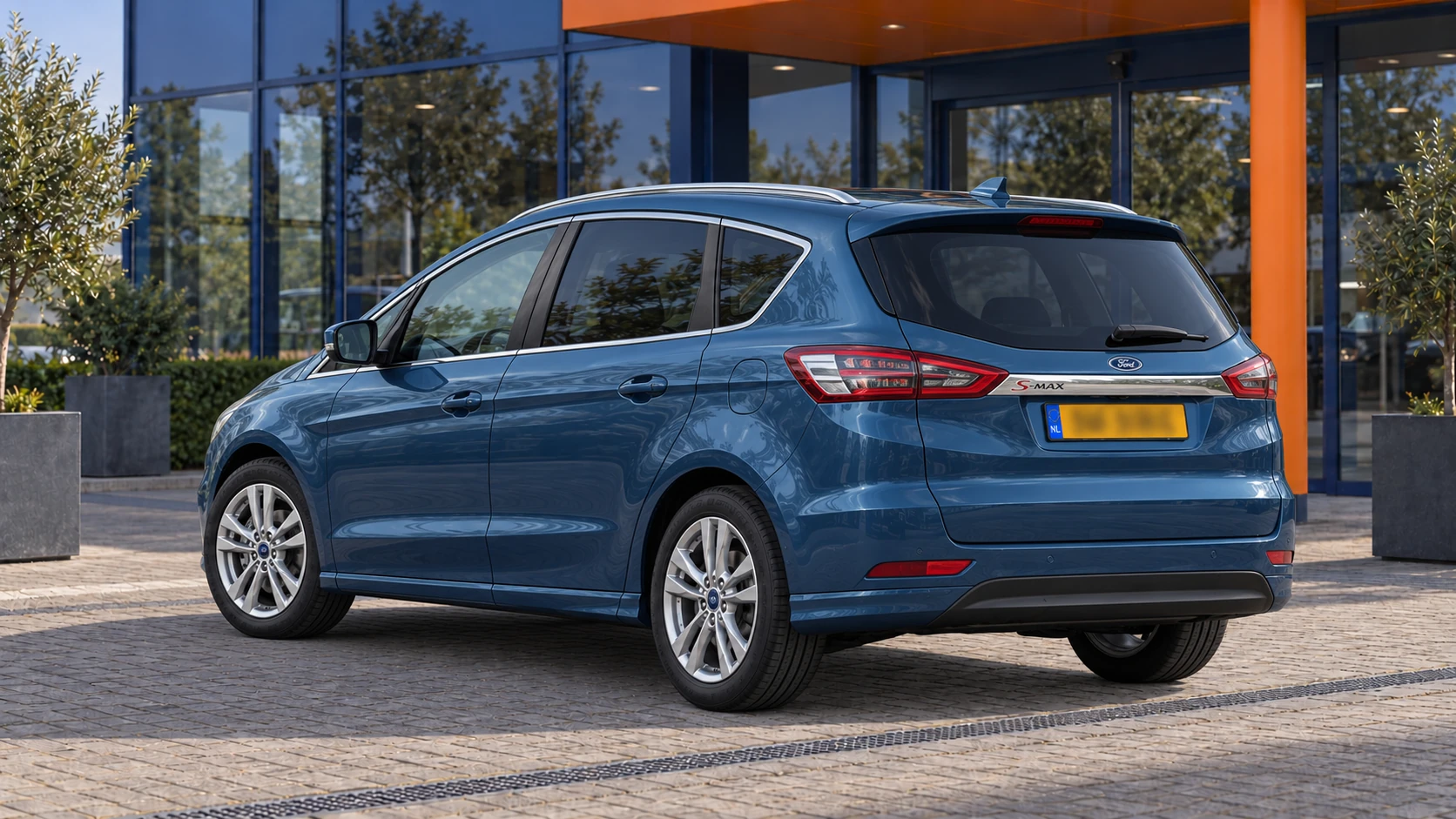 Achterzijde van dezelfde blauwe Ford S-Max