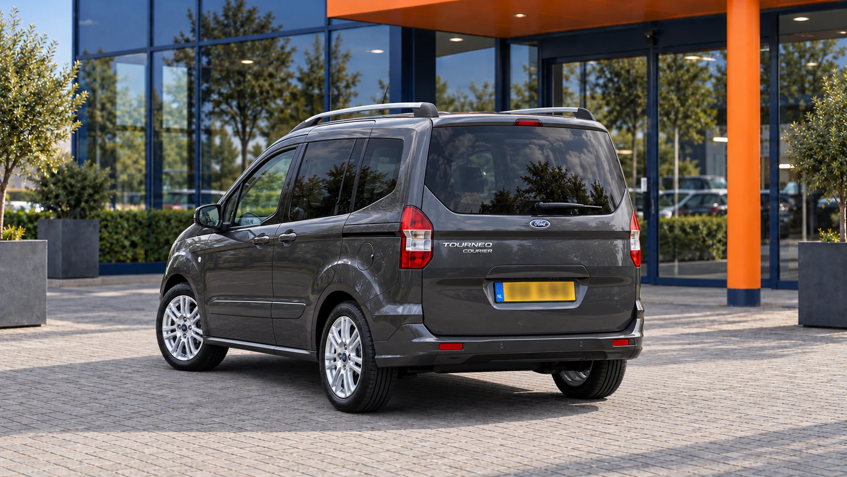 Achterzijde van dezelfde donkergrijze Ford Tourneo Courier met opklapbare achterklep