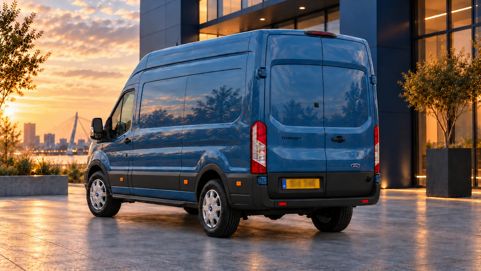 Achterzijde van dezelfde blauwe Ford Transit met dubbele achterdeuren