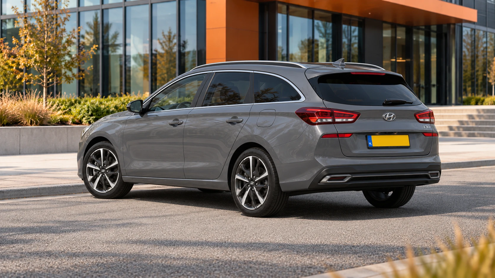 Dezelfde grijze Hyundai i30 Wagon, schuin van achteren