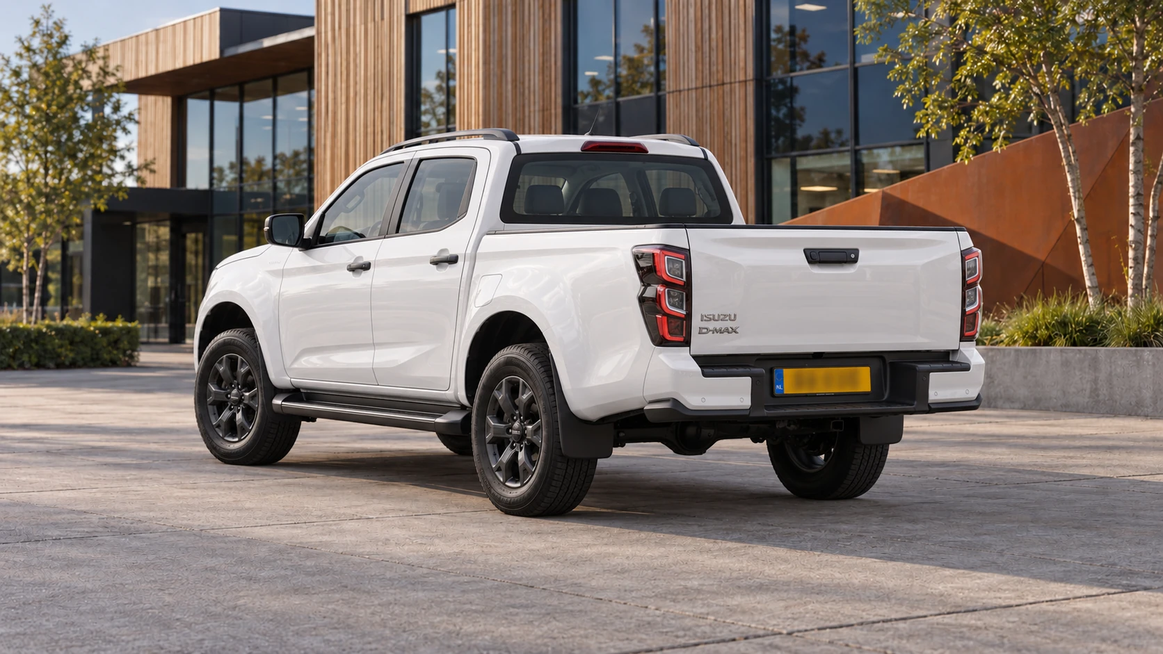 Dezelfde witte Isuzu D-Max met dubbele cabine, schuin van achteren
