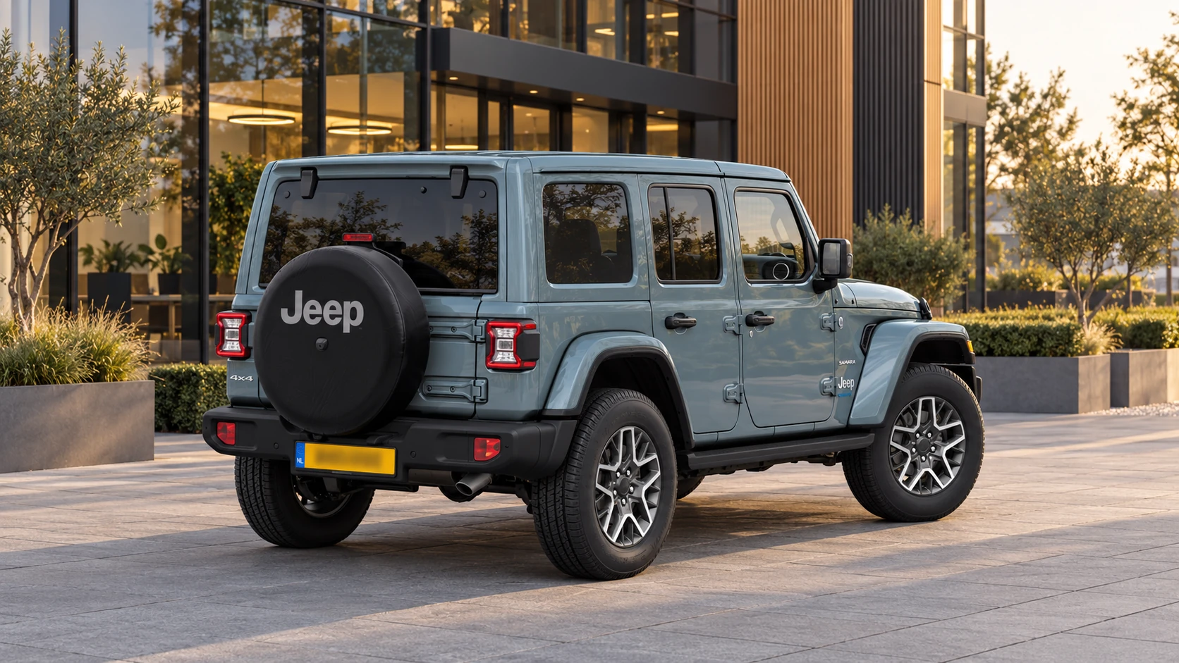 Dezelfde blauwgrijze Jeep Wrangler met vier portieren, schuin van achteren