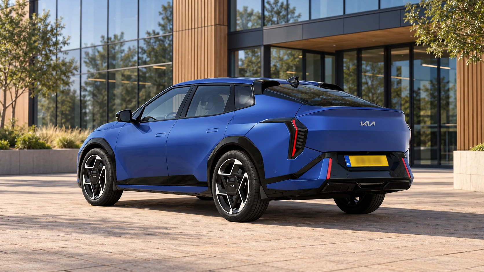 Dezelfde blauwe Kia EV4 Fastback, schuin van achteren