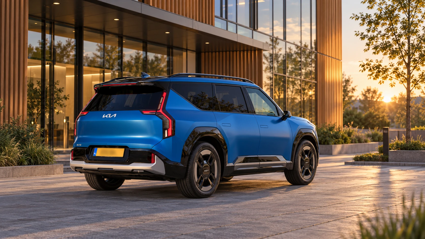 Dezelfde blauwe Kia EV9 SUV, schuin van achteren
