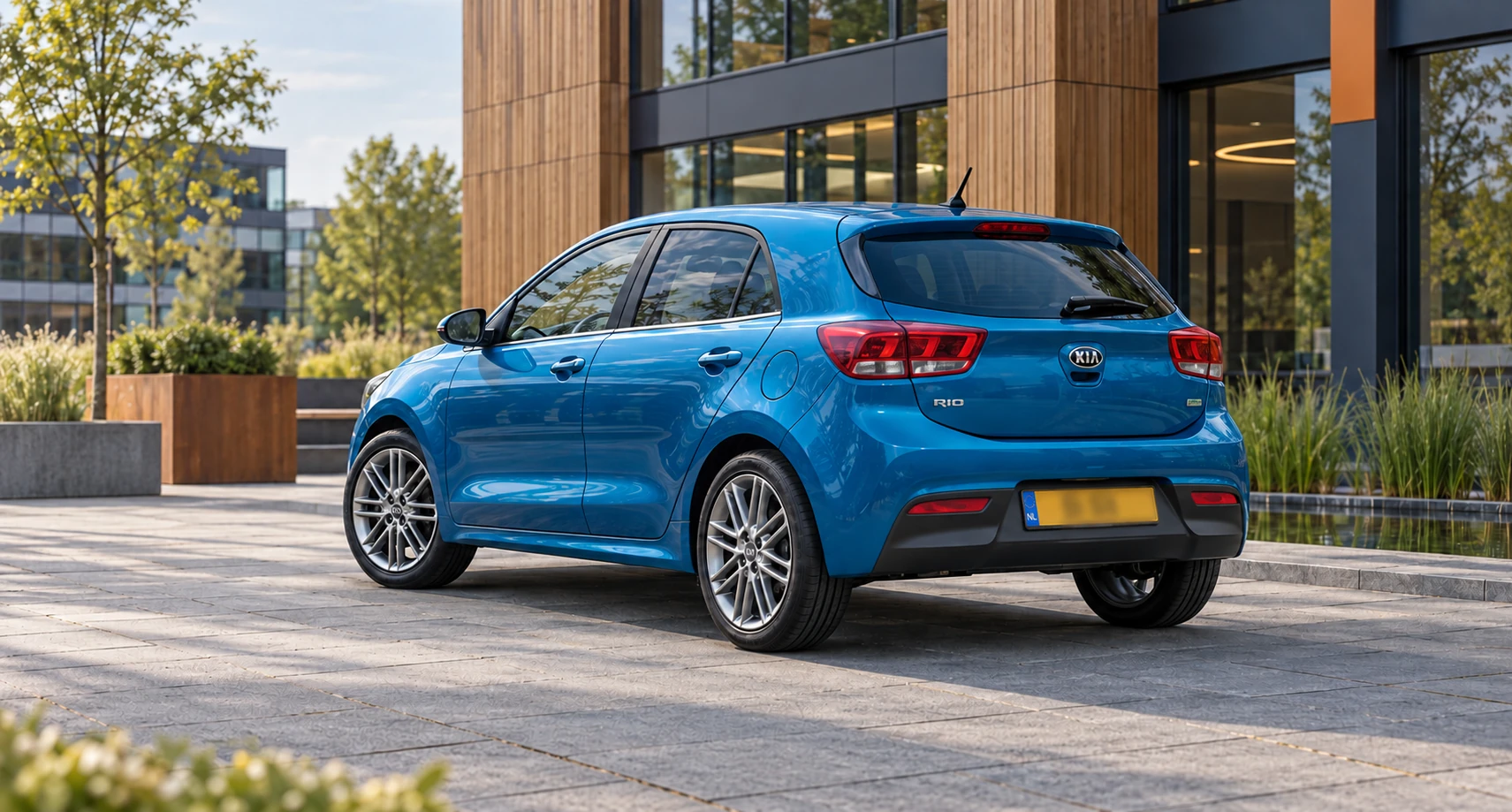 Dezelfde blauwe Kia Rio, schuin van achteren