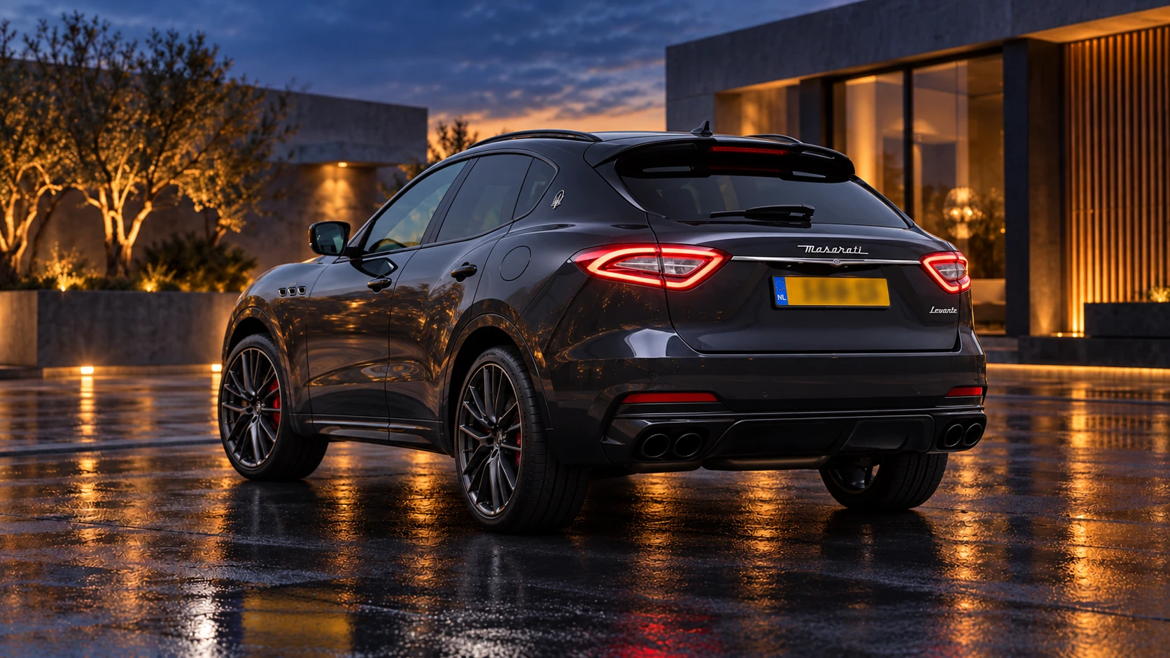 Maserati Levante van achteren