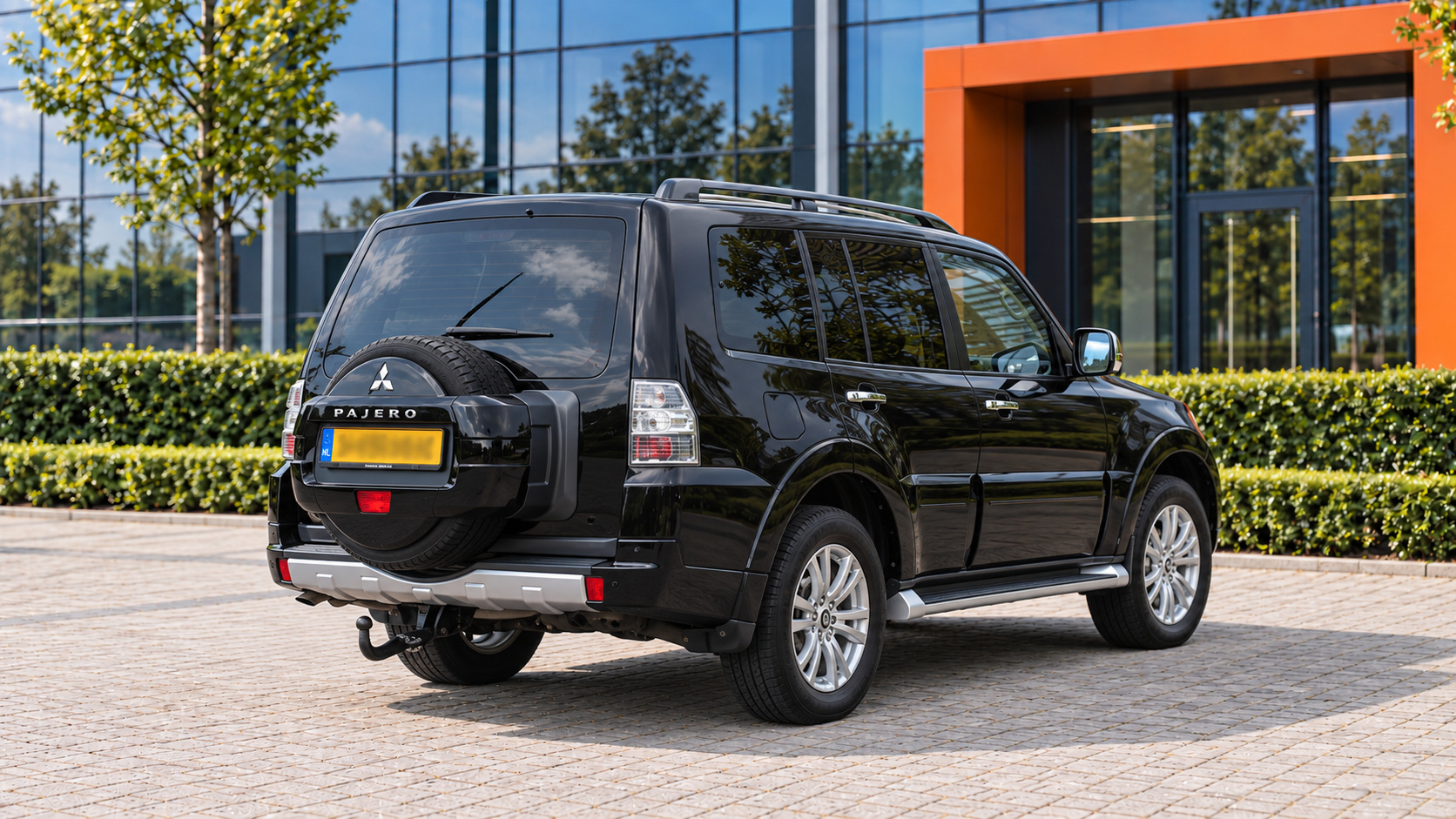 Mitsubishi Pajero van achteren