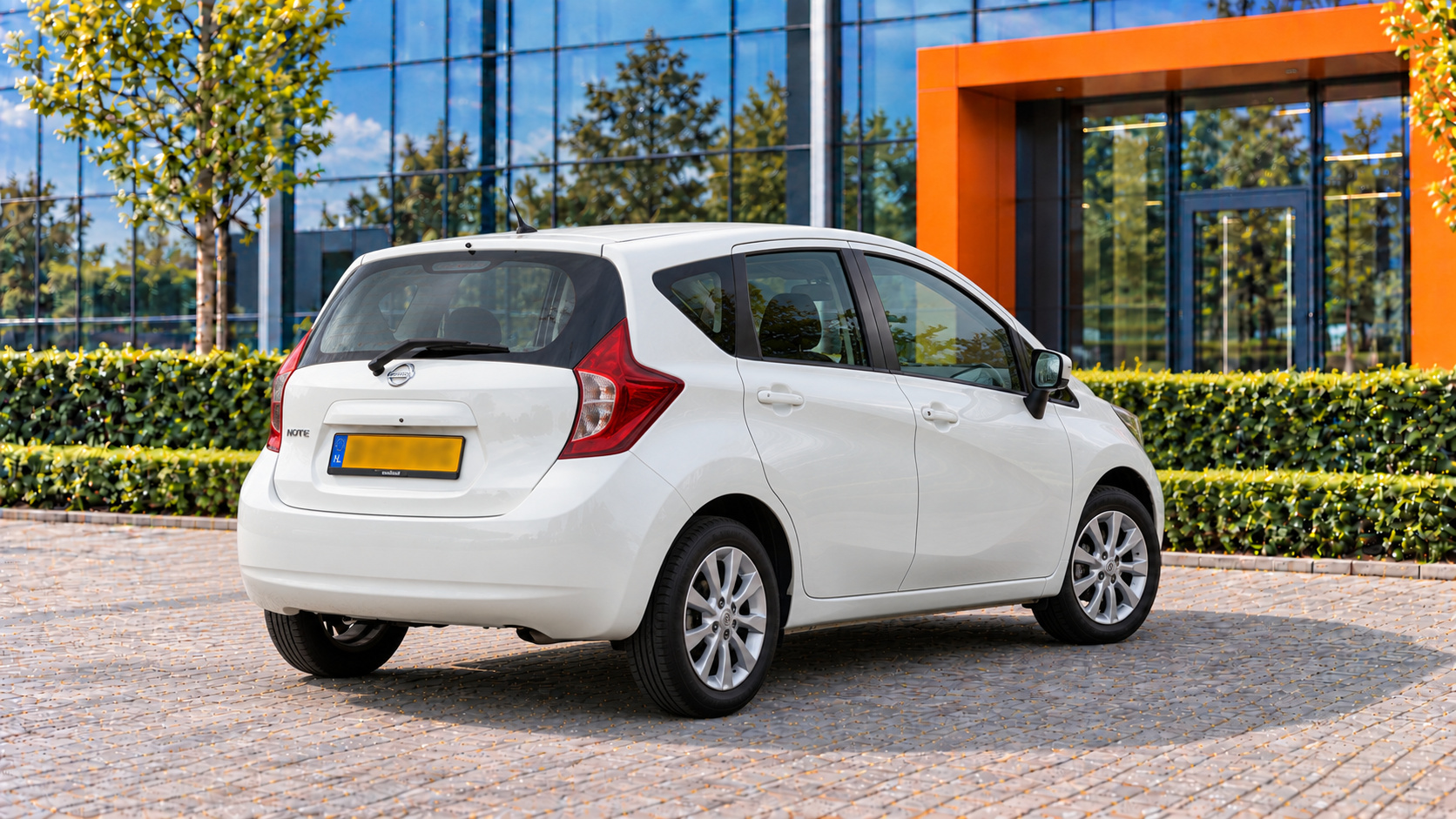 Nissan Note van achteren